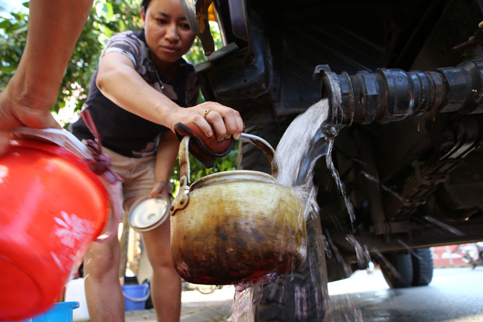  HN: Đường nước sông Đà giảm áp, hàng ngàn hộ dân thiếu nước 